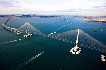 The 18-kilometer Incheon Bridge connecting Incheon International Airport and the New Songdo International City