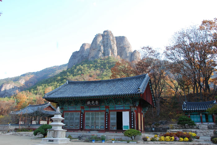 Daejeonsa Temple is located on the slopes of Juwangsan Mountain in Cheongsong-gun County, Gyeongsangbuk-do (North Gyeongsang Province). The walking trail along the Juwang Valley begins at this temple. (photo courtesy of the Korean Trails Culture Foundation)