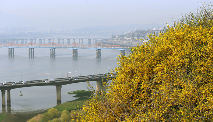 A view from the top of Eungbongsan Mountain in Seoul. (photo: Jeon Han)