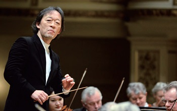 Maestro Chung Myungwhun served as music director and resident conductor of the Opéra de la Bastille in Paris. He received the Una Vita Nella Musica award from the Teatro La Fenice in Venice in July 2013.