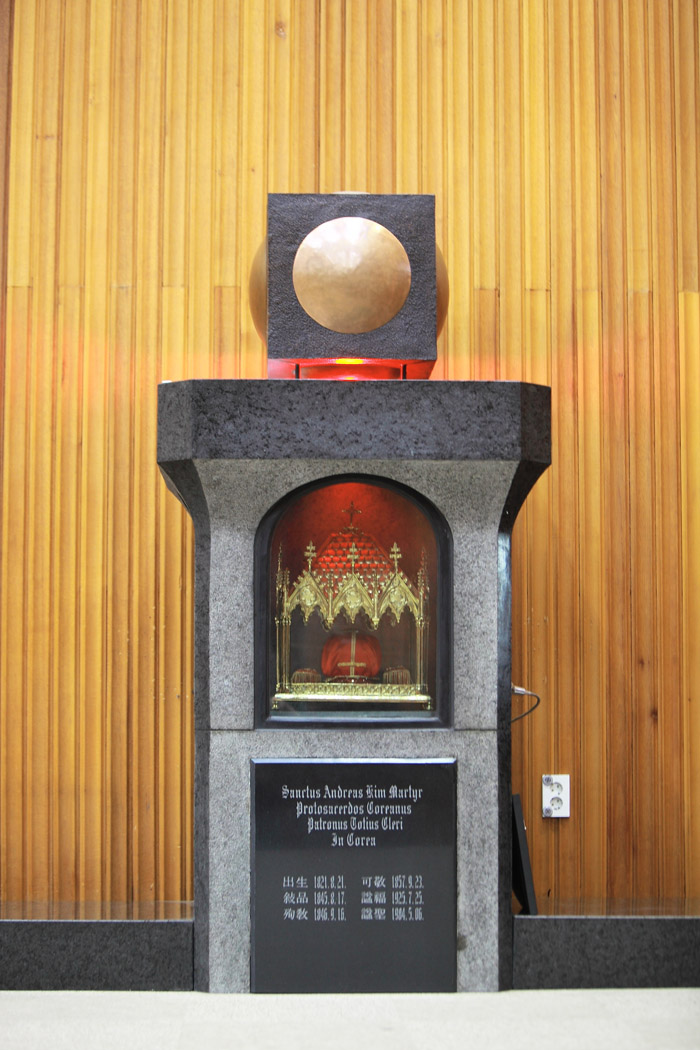 The remains of St. Andrew Kim Dae-geon (bottom) are kept at the Catholic University of Korea's Songsin Theological Campus Church. (photos courtesy of the Archdiocese of Seoul)